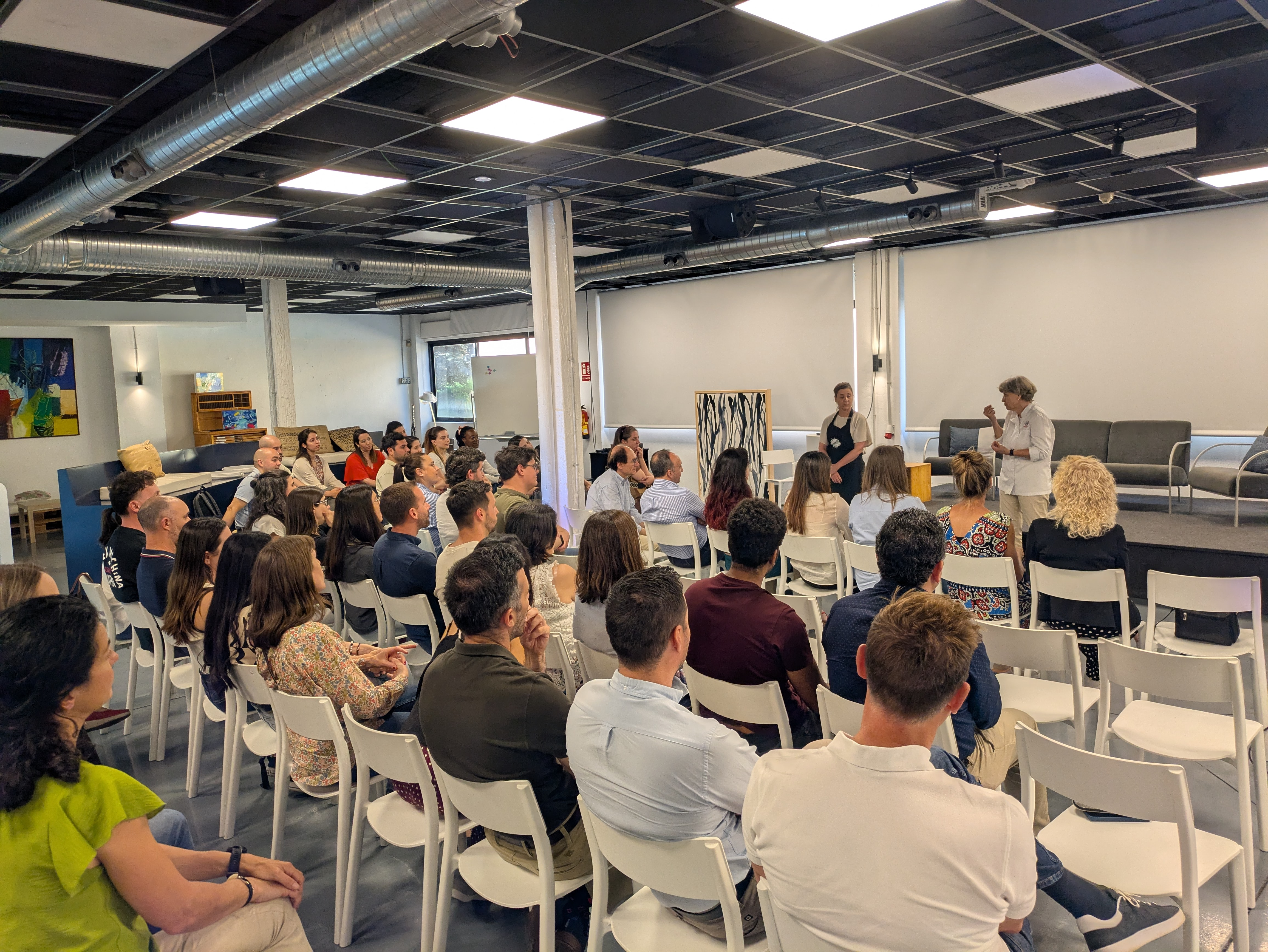 Equipo participando en una jornada de empresa y una actividad de team building