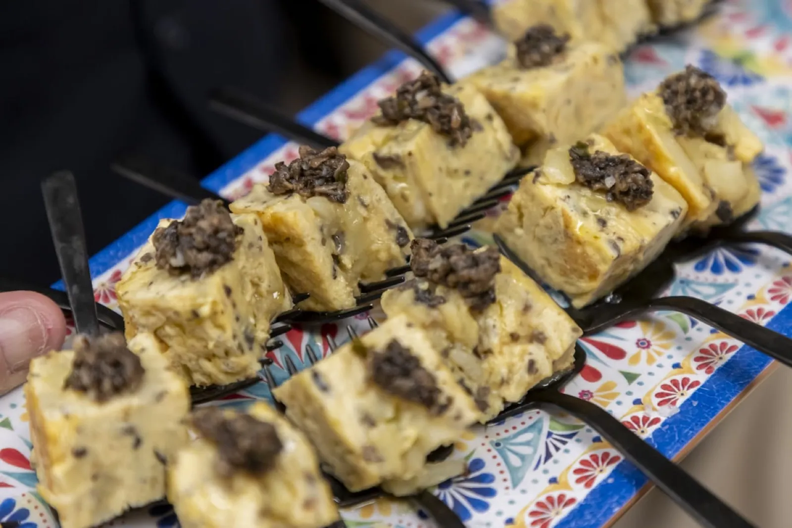 Pinchos gourmet servidos en la comida de la jornada