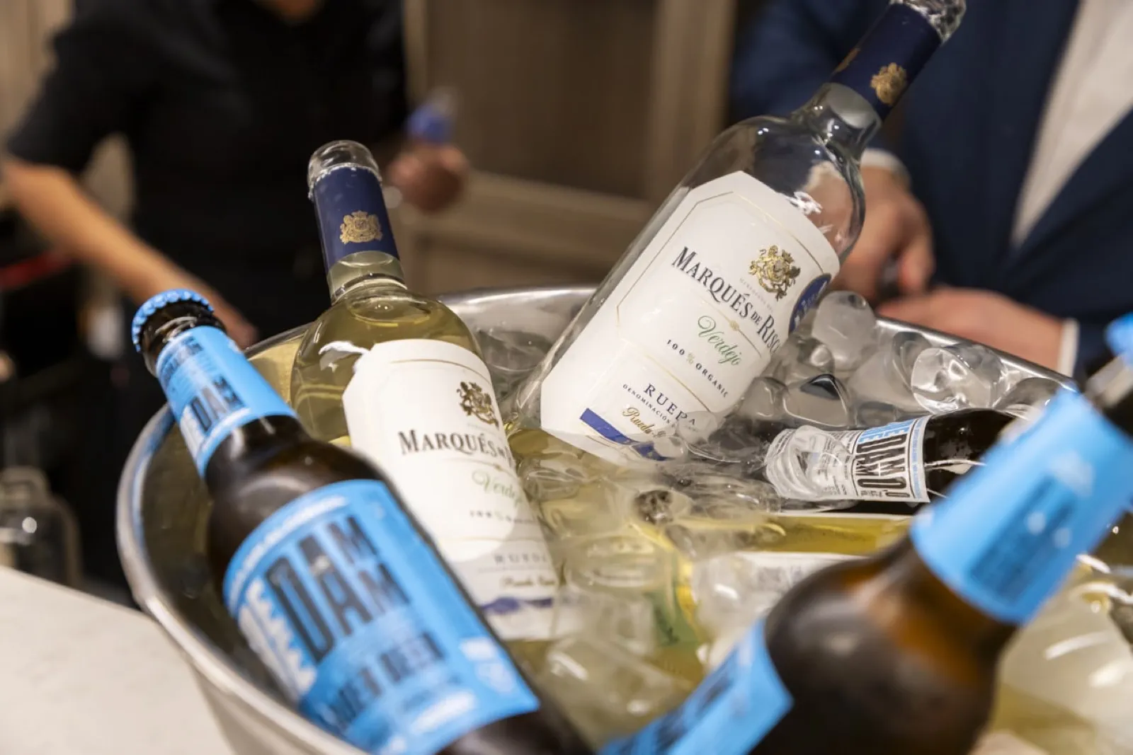 Bebidas frías en cubo de hielo durante la comida de empresa